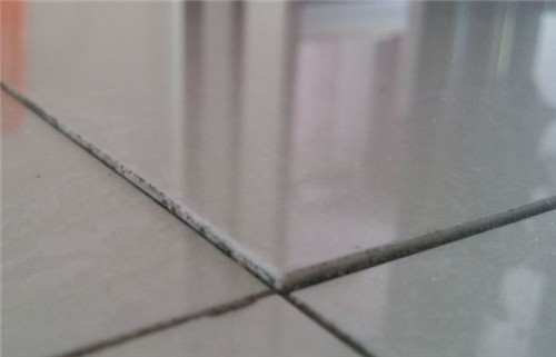 屋里地砖突然全翘起来了(屋里地砖突然全翘起来了是因为虫子吗)